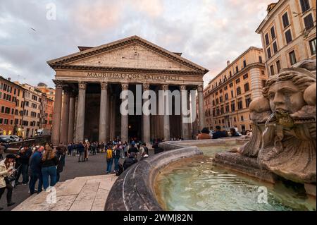 Roma, Italia - 22 dicembre 2022: L'immagine mostra una vivace scena di turisti di fronte al Pantheon, con la sua iconica facciata e le iscrizioni, viste Foto Stock