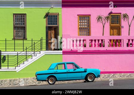 Auto d'epoca nello storico quartiere di Bo-Kaap, città del Capo, Sud Africa. Foto Stock