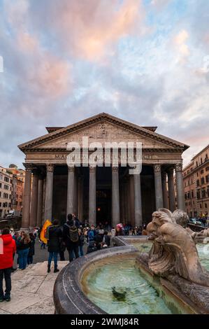 Roma, Italia - 22 dicembre 2022: L'immagine mostra una vivace scena di turisti di fronte al Pantheon, con la sua iconica facciata e le iscrizioni, viste Foto Stock