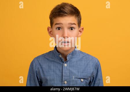 Adolescente scioccato che guarda la macchina fotografica con gli occhi larghi e la bocca aperta Foto Stock