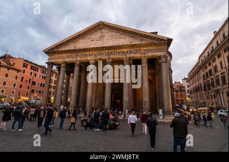 Roma, Italia - 22 dicembre 2022: L'immagine mostra una vivace scena di turisti di fronte al Pantheon, con la sua facciata e l'iscrizione iconica Foto Stock