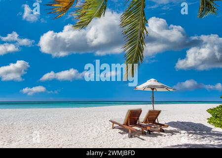 Il panorama sulla spiaggia è meraviglioso. Sedie sulla spiaggia di sabbia vicino al mare, romantiche coppie e luna di miele. Vacanze estive e vacanze per turismo Foto Stock