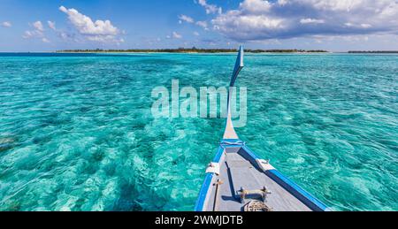 Barca a vela in legno nella laguna tropicale di mare cristallino vicino alla spiaggia deserta isola esotica. Barca Dhoni alle Maldive, panorama di viaggio di lusso Foto Stock