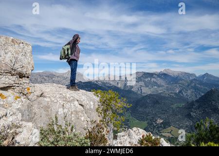 Castello di Alaro, uomo sulle rovine delle mura occidentali, Alaro, Maiorca, Isole Baleari, Spagna Foto Stock