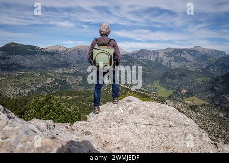 Castello di Alaro, uomo sulle rovine delle mura occidentali, Alaro, Maiorca, Isole Baleari, Spagna Foto Stock