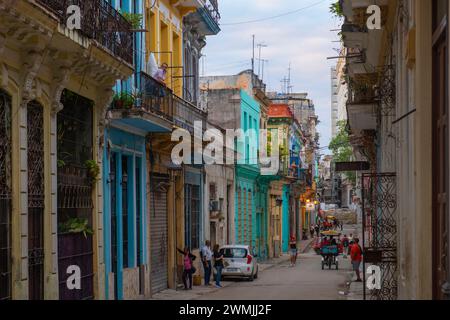 Edifici storici in Calle Aguacate Street in Calle Lamparilla Street a l'Avana Vecchia (la Habana Vieja), Cuba. L'Avana Vecchia è un sito Patrimonio dell'Umanità. Foto Stock