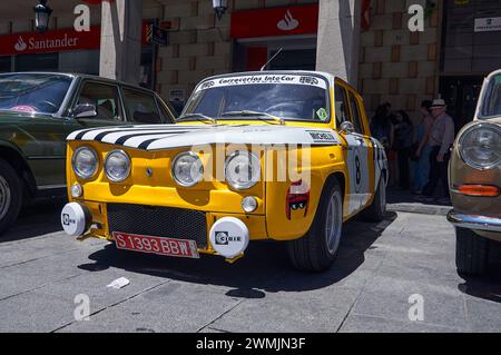 16-06-2013 Segovia, Spagna - Una classica auto da rally Renault ruba i riflettori di un raduno di auto d'epoca Foto Stock