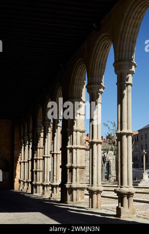 16-06-2013 Segovia, Spagna - la luce del sole bagna con grazia gli archi esterni di un ingresso della chiesa Foto Stock