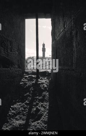 06-11-2023 Firenze, Italia - Torre di Palazzo Vecchio vista dalla finestra del Campanile di Giotto, una prospettiva affascinante Foto Stock