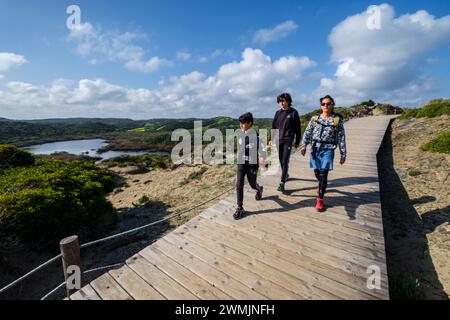 Passerella in legno a Cala Tortuga e bassa de Morella, Parco Naturale s'Albufera des Grau, Minorca, Isole Baleari, Spagna Foto Stock