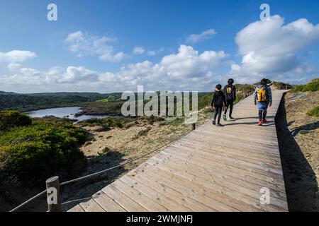 Passerella in legno a Cala Tortuga e bassa de Morella, Parco Naturale s'Albufera des Grau, Minorca, Isole Baleari, Spagna Foto Stock