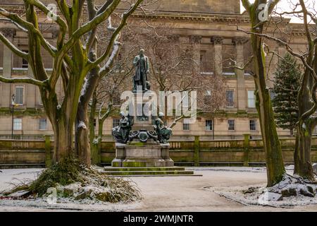 St JohnÕs Garden e St Georges Hall Liverpool nella neve Foto Stock