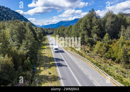 Vista aerea della strada Carretera Austral a ovest del lago Yelcho, vicino al parcheggio per escursioni al ghiacciaio Ventisquero Yelcho, Patagonia, Cile Foto Stock