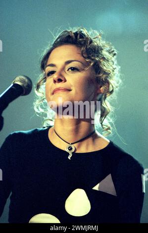 Milano Italia 1998-02-03: Irene grandi, cantante italiana, durante la trasmissione televisiva “Night Express 1997” Foto Stock