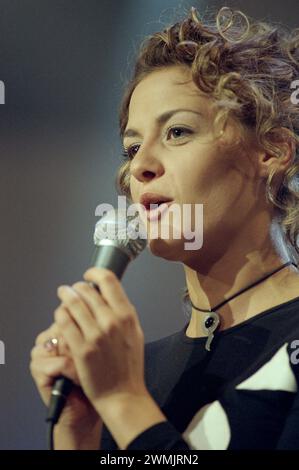 Milano Italia 1998-02-03: Irene grandi, cantante italiana, durante la trasmissione televisiva “Night Express 1997” Foto Stock