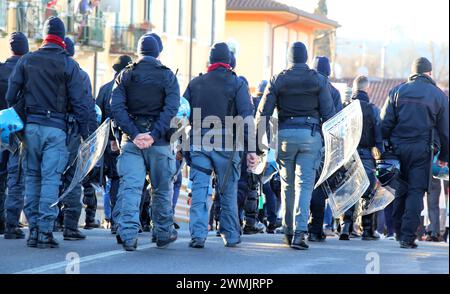 polizia con equipaggiamento antisommossa durante la manifestazione di protesta sulla strada Foto Stock