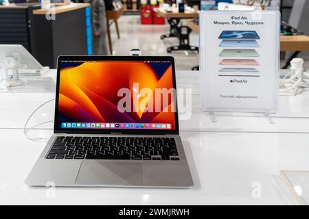 Vendita di Apple MacBook Air in negozio. Minsk, Bielorussia - 13 marzo 2023 Foto Stock