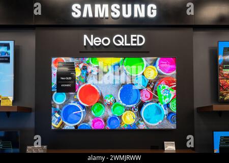 TV Samsung con tecnologia QLED in un negozio di elettronica. Minsk, Bielorussia - 10 gennaio 2024 Foto Stock