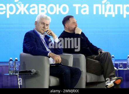 Non esclusiva: KIEV, UCRAINA - 26 FEBBRAIO 2024 - Presidente del Consiglio di amministrazione della Federazione dei datori di lavoro dell'Ucraina Dmytro Oliinyk (L) e capo del off Foto Stock