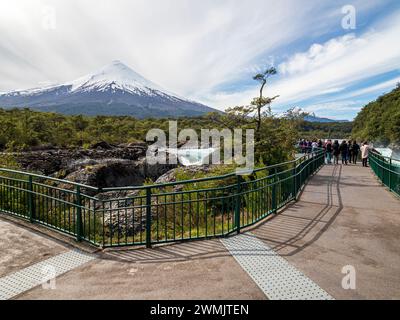 Visitatori alla cascata Saltos de Petrohue, vulcano Osorno nel retro, Cile Foto Stock