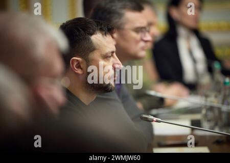 Kiev, Ucraina. 26 febbraio 2024. Il presidente ucraino Volodymyr Zelenskyy, a sinistra, ascolta durante un incontro bilaterale allargato con il primo ministro bulgaro Nikolai Denkov, al Palazzo Mariinsky, 26 febbraio 2024 a Kiev, Ucraina. Credito: Pool Photo/Ufficio Stampa Presidenziale ucraino/Alamy Live News Foto Stock