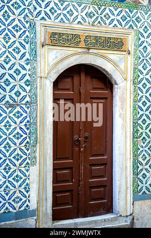 Porta e piastrelle decorative, Harem, Palazzo Topkapi, Istanbul, Turchia Foto Stock