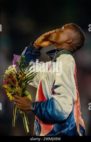 Carl Lewis (USA) vince la medaglia d'oro nel salto lungo ai Giochi Olimpici estivi del 1996. Foto Stock