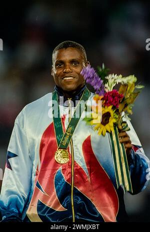 Carl Lewis (USA) vince la medaglia d'oro nel salto lungo ai Giochi Olimpici estivi del 1996. Foto Stock