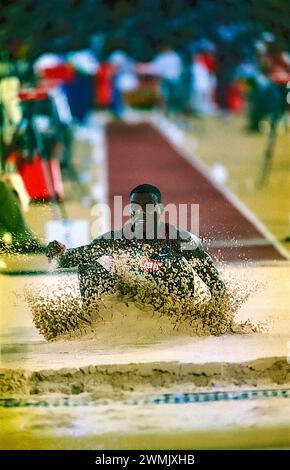 Carl Lewis (USA) vince la medaglia d'oro nel salto lungo ai Giochi Olimpici estivi del 1996. Foto Stock