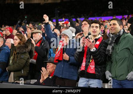 London Stadium, Londra, Regno Unito. 26 febbraio 2024. Premier League Football, West Ham United contro Brentford; i tifosi del Brentford festeggiano il gol della squadra da Maupay di Brentford al tredicesimo minuto per 2-1. Credito: Action Plus Sports/Alamy Live News Foto Stock