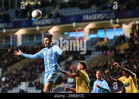 Coventry lunedì 26 febbraio 2024. Liam Kitching (15 Coventery City) dirige il pallone durante la partita del quinto turno di fa Cup tra Coventry City e Maidstone United alla Coventry Building Society Arena, Coventry, lunedì 26 febbraio 2024. (Foto: Kevin Hodgson | mi News) crediti: MI News & Sport /Alamy Live News Foto Stock