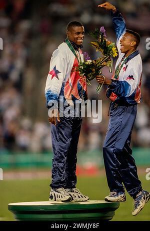 Carl Lewis (USA) vince la medaglia d'oro nel salto lungo, Joe Greene (USA) bronzo, ai Giochi Olimpici estivi del 1996. Foto Stock