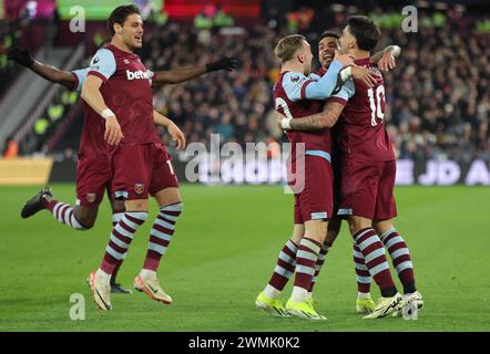 Londra, Regno Unito. 26 febbraio 2024. Emerson Palmieri (2° R) del West Ham United festeggia dopo aver segnato 4-1 punti durante la partita di Premier League al London Stadium di Londra. Il credito per immagini dovrebbe essere: Paul Terry/Sportimage Credit: Sportimage Ltd/Alamy Live News Foto Stock