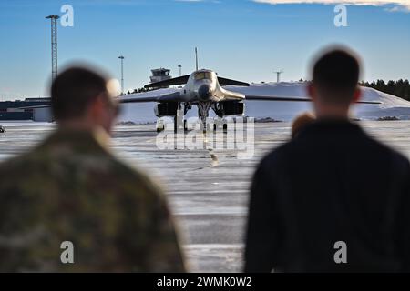 U.S. Air Force Tech. Tenente Jacob feedback, a sinistra, ispettore di controllo qualità del 28th Maintenance Group, e sergente personale Jacob Szatkowski, a destra, 28th Aircraft Maintenance Squadron Dedicated Crew Chief, si trova di fronte a un B-1B Lancer presso la base aerea di Luleå-Kallax, Svezia, 26 febbraio 2024, durante la Bomber Task Force 24-2. Queste missioni BTF sono rappresentative dell'impegno deterrente esteso degli Stati Uniti nei confronti dei suoi alleati e partner e migliorano la sicurezza regionale. Le operazioni della BTF forniscono ai leader statunitensi opzioni strategiche per assicurare alleati e partner, scoraggiando al contempo potenziali aggressioni avversarie in tutto il mondo Foto Stock