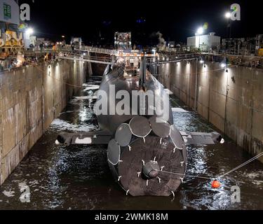 KITTERY, Maine (20 febbraio 2024) Drydock n. 3 presso Portsmouth Naval Shipyard si riempie mentre la USS Texas (SSN 775) si prepara a sganciare. Il Texas è al cantiere navale per un periodo di manutenzione programmato. (Foto US Navy di Mass Communication Specialist 1st Class Charlotte C. Oliver/rilasciato) Foto Stock