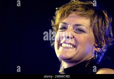 Milano Italia 26/11/2003: Irene grandi, cantante italiana, durante un concerto dal vivo all'Alcatraz Foto Stock