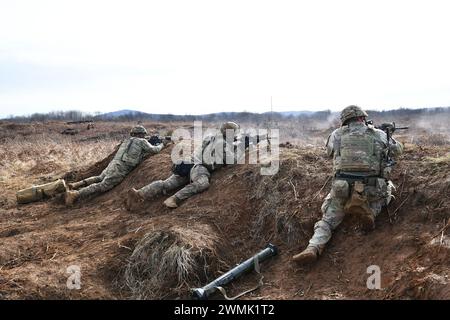 I paracadutisti del 1st Battalion, 503rd Infantry Regiment, 173rd Airborne Brigade, partecipano all'addestramento di squadra a fuoco vivo e movimento tattico mentre prendono di mira gli avversari durante l'Eagle Ursa al campo di addestramento di Slunj, Croazia, il 25 febbraio 2024. La 173rd Airborne Brigade è la forza di risposta alle emergenze dell'Esercito degli Stati Uniti d'America in Europa, fornendo forze rapidamente schierabili nelle aree di responsabilità dell'Europa, dell'Africa e del comando centrale degli Stati Uniti. Forward schierata in Italia e Germania, la brigata si allena regolarmente insieme agli alleati e ai partner della NATO per costruire partnership e punti di forza Foto Stock