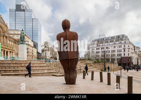 L'uomo di ferro. La statua è stata reintegrata in un nuovo luogo nel 2022 e trasferita dopo i lavori per installare un nuovo sistema di tram in Victoria Square. Iron:Man è una statua di Antony Gormley, in Victoria Square, Birmingham, Inghilterra. La statua è alta 6 metri (20 piedi), compresi i piedi che sono sepolti sotto il marciapiede, e pesa 6 tonnellate metriche (6 tonnellate lunghe). La statua si inclina di 7,5° all'indietro e di 5° alla sua sinistra.[1] si dice che lo scultore rappresenti le abilità tradizionali di Birmingham e della Black Country praticate durante la Rivoluzione industriale. Foto Stock