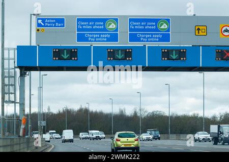 Segnaletica per la A38 Aston Exressway che porta al centro di Birmingham. I cartelli della zona aerea di Cllean sono visibili sui cavalletti sopra la strada, avvertendo gli automobilisti che c'è una tassa da pagare se la loro auto non è conforme. Birmingham ha una Clean Air zone nel centro della città. NOTA: Le foto sono state scattate dal sedile del passeggero di un'auto non guidata dal fotografo. Foto Stock