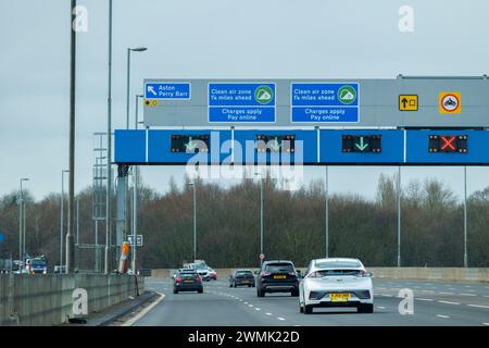 Segnaletica per la A38 Aston Exressway che porta al centro di Birmingham. I cartelli della zona aerea di Cllean sono visibili sui cavalletti sopra la strada, avvertendo gli automobilisti che c'è una tassa da pagare se la loro auto non è conforme. Birmingham ha una Clean Air zone nel centro della città. NOTA: Le foto sono state scattate dal sedile del passeggero di un'auto non guidata dal fotografo. Foto Stock