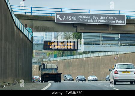 Segnaletica per la A38 Aston Exressway che porta al centro di Birmingham. I cartelli della zona aerea di Cllean sono visibili sui cavalletti sopra la strada, avvertendo gli automobilisti che c'è una tassa da pagare se la loro auto non è conforme. Birmingham ha una Clean Air zone nel centro della città. NOTA: Le foto sono state scattate dal sedile del passeggero di un'auto non guidata dal fotografo. Foto Stock