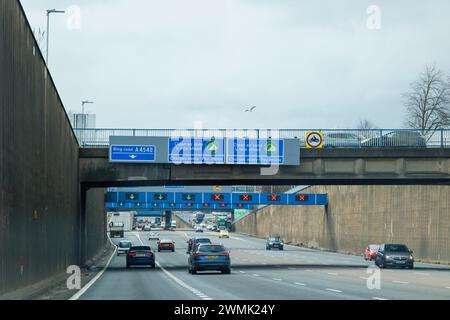 Segnaletica per la A38 Aston Exressway che porta al centro di Birmingham. I cartelli della zona aerea di Cllean sono visibili sui cavalletti sopra la strada, avvertendo gli automobilisti che c'è una tassa da pagare se la loro auto non è conforme. Birmingham ha una Clean Air zone nel centro della città. NOTA: Le foto sono state scattate dal sedile del passeggero di un'auto non guidata dal fotografo. Foto Stock