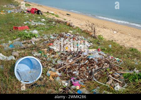 Koh Samui, Thailandia - 19 gennaio 2024: Una spiaggia piena di rifiuti e rifiuti di plastica è un simbolo diffuso dell'ambiente e del riciclaggio Foto Stock