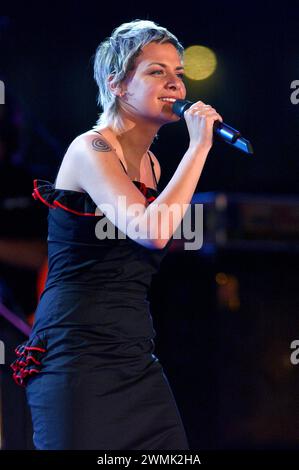 Torino Italia 05/06/2005: Irene grandi, cantante italiana, durante la trasmissione televisiva “Festivalbar 2005” Foto Stock