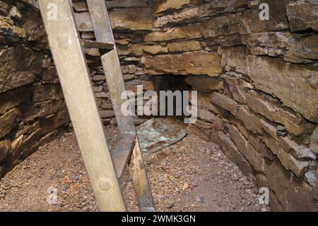 Interno del Wideford Hill Neolithic Chambered Cairn circa 3000 a.C. sulla terraferma delle Isole Orcadi, Scozia, Regno Unito Foto Stock