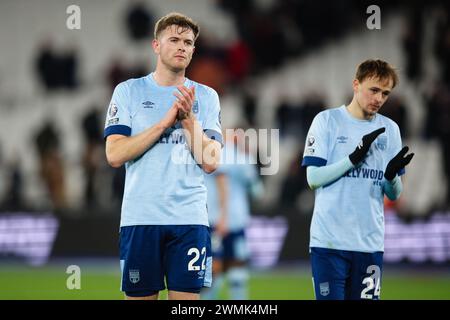 LONDRA, Regno Unito - 26 febbraio 2024: Nathan Collins e Mikkel Damsgaard di Brentford applaudiscono i tifosi dopo la partita di Premier League tra il West Ham United e il Brentford FC al London Stadium (credito: Craig Mercer/ Alamy Live News) Foto Stock