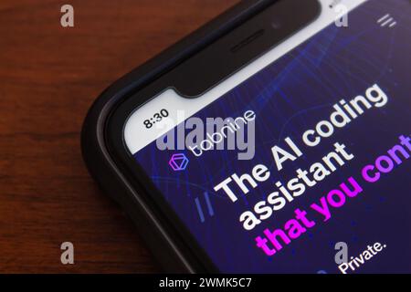 Sito Web di Tabnine ai, uno strumento di intelligenza artificiale che migliora la produttività e l'efficienza della codifica attraverso il completamento del codice e l'espansione delle conoscenze, visto in iPhone Foto Stock