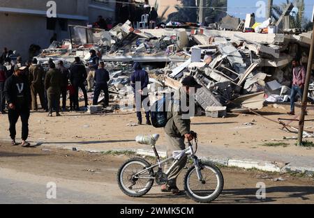 Gaza. 26 febbraio 2024. Le persone si riuniscono in un edificio distrutto dopo un attacco aereo israeliano nella città meridionale di Rafah, nella Striscia di Gaza, il 26 febbraio 2024. Il bilancio palestinese delle vittime degli attacchi israeliani in corso nella Striscia di Gaza è salito a 29.782, ha dichiarato lunedì il Ministero della salute gestito da Hamas in una dichiarazione stampa. Crediti: Khaled Omar/Xinhua/Alamy Live News Foto Stock