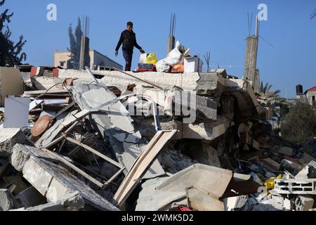 Gaza. 26 febbraio 2024. Un uomo viene visto sulle macerie di un edificio distrutto dopo un attacco aereo israeliano nella città di Rafah, nella striscia di Gaza meridionale, il 26 febbraio 2024. Il bilancio palestinese delle vittime degli attacchi israeliani in corso nella Striscia di Gaza è salito a 29.782, ha dichiarato lunedì il Ministero della salute gestito da Hamas in una dichiarazione stampa. Crediti: Khaled Omar/Xinhua/Alamy Live News Foto Stock