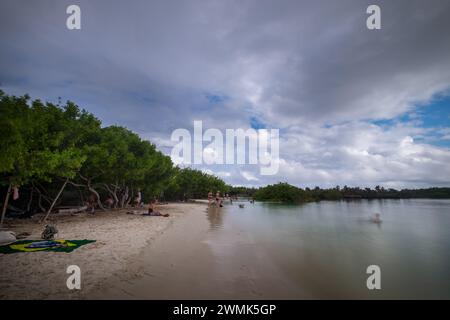 Spiaggia incontaminata e turchese a Tortuga Bay prima dell'arrivo della tempesta, Isole Santa Cruz, Galapagos, Ecuador Foto Stock